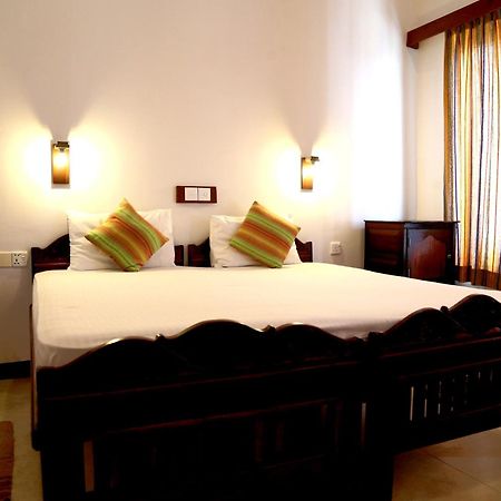 Dephani Beach Hotel Negombo Exterior foto